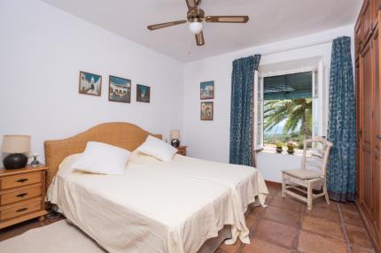 Dormitorio con vistas al mar