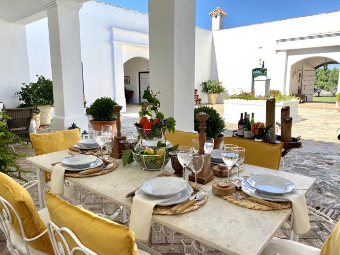 Mesa preparada en el porche del Cortijo