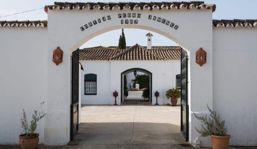 Acceso y aparcamiento del Cortijo