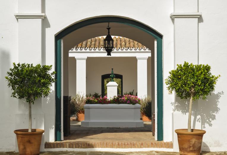 Patio principal con fuente