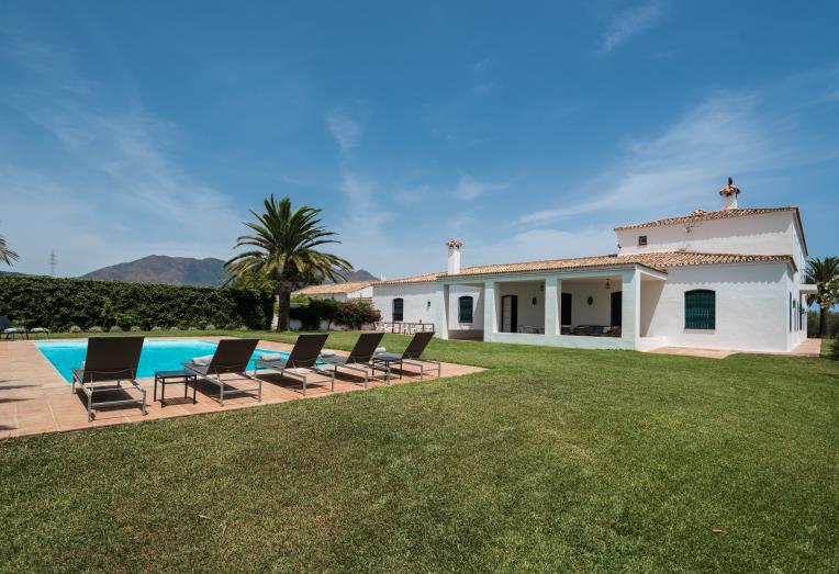 Piscina y jardines del Cortijo Pedro Jiménez